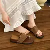 Novas Chinelas de Verão 2026 Retro Slip-On de Solado Grosso Aumentadoras de Altura Bico Quadrado de Tira Única para Mulheres Usarem com Saias