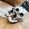 Zapatos casuales para niños 2026 primavera y otoño nuevas zapatillas de lunares para niñas con suelas blandas para estudiantes de primaria