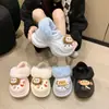 Zapatillas de algodón versátiles para interior con suela gruesa para mujer, con lindos diseños de dibujos animados y detalles de felpa, cálidos y peludos, nueva colección otoño/invierno 2026