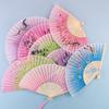 Leque dobrável feminino colorido estilo chinês com haste de bambu e tecido de seda para refrescar no verão, leque para fotos Hanfu atacado