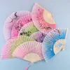 Leque dobrável feminino colorido estilo chinês com hastes de bambu e tecido de seda para refrescar no verão, adequado para ensaios fotográficos de Hanfu, Atacado
