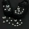 Dijes coloridos para zuecos decorativos de alta gama con forma de lazo de diamantes, nuevos accesorios de moda de verano con cadena de strass en forma de corazón para DIY