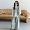 Conjunto de Roupas Novo para Meninas Mais Velhas - Primavera e Outono: Conjunto de Três Peças: Colete, Camisa Básica e Calça Solta