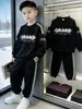 Elegante Conjunto Otoñal de Dos Piezas para Niños Medianos y Mayores 2026 Nuevo Estilo Conjunto de Sudadera con Estampado de Letras y Pantalones Jogger con Puños Acanalados para Niños