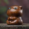 Sándalo verde tallado gato de tiempo completo gatito de madera pequeños adornos sándalo lindo gatito pieza de mano regalo de cumpleaños creativo