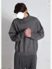 Suéter de cuello alto medio estilo retro americano con textura de canalé vertical, colección otoño 2026 para hombre, de alta gama, corte holgado y tejido versátil