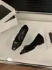 Sapatos de Salto Grosso Estilo Francês Vermelhos para Mulheres, Verão 2026 Estilo Delicado com Laço, Adequados para Combinar com Vestidos, Sapatos de Festa