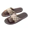 Chinelos de couro estilo retrô bordados para casa, masculinos e femininos, quarto, antiderrapantes, sola macia, sandálias de couro bovino completas, verão