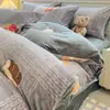 Conjunto de cama de quatro peças genuíno, espesso e confortável para o inverno, apresentando um esquema de cores cremoso e tecido macio de veludo de bebê; também disponível como um conjunto de três peças em fleece de coral