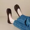 Wei Wei Girl 8293-7 Zapatos Retro de Gamuza con Dedos Divididos y Tacón Grueso Fruncido para Mujer Bailarinas Versátiles