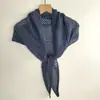 Nuevo chal triangular hueco de mezcla de lana, una bufanda triangular tejida suave y elegante, perfecta para usar en capas en primavera y otoño, y disponible para venta al por mayor.