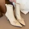 Botas Curtas Bico Fino Femininas 2026 Novas Botas de Outono Inverno Femininas Botas Salto Agulha Botas Curtas Estilosas de Nicho Botas da Moda Salto Alto