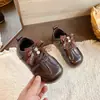 Nova coleção de primavera e outono para meninas em 2026: sapatos de salto baixo com laço, sapatos de couro com sola macia, estilo britânico retrô, versátil, couro macio, durável e moderno