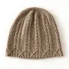 Sombrero de Cachemira Suave y Pegajoso 2026 Otoño/Invierno Nuevo Moda Femenina Casual Protección para los Oídos Gorro de Punto Trenzado Gorro de Punto Moderno