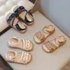 Sandalias tejidas nuevas de verano para niñas, zapatos de princesa con flores para niños, niños medianos y grandes, zapatos escolares suaves para la playa