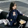 Conjunto de moletom com capuz redondo e mangas compridas para meninas com estampa de urso e laço, com pequenas estrelas tridimensionais, e calça jogger, duas peças, para bebês e crianças pequenas, para primavera e outono