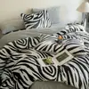 Conjunto de cama de inverno de luxo para bebê, incluindo um conjunto de quatro peças com uma capa de edredom de veludo de leite e lençóis de flanela espessos
