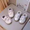 Zapatillas casuales para niñas, con cordones, diseño de conejo, lunares, estilo dulce, suela suave, zapatos de princesa, nueva colección primavera/verano, lindas y transpirables, 2026