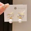 Brincos de Prata Banhados a Ouro 14K com Agulha de Prata, Estilo Leve de Luxo, Laço de Zircônia e Pérola, com Sensação de Alta Qualidade e Elegância para Mulheres