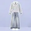 Conjunto de dos piezas para niña 2026: top dulce estilo coreano con cuello polo ribeteado de encaje y jeans de moda con pajarita