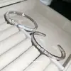 Pulsera Súper Brillante de Zirconia y Nácar con Forma de Serpiente, Lujo Ligero, Gama Alta, Elegante, de Nicho, Exquisita, Joyería de Mano Impresionantemente Hermosa