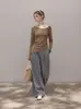 Novo suéter de tricô com ombros de fora, estilo coreano, de manga comprida, para mulheres, fino, acinturado, emagrecedor e elegante, para usar como base.