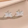 [Conjunto] Colar Cruzado Europeu e Americano Novo em Aço Titânio com Letra e Diamante para Mulheres Acessível na Primavera e Verão Luxo de Nicho Clavícula
