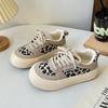 Sapatos da Moda Combinam com Tudo Solado Grosso Combinam com Tudo Design de Leopardo Senso de Design 2024 Novo Outono Tênis Casuais Sapatos Brancos TP506