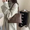 Bolso Grande de Mano de Color Contrastante Retro para Mujer 2026 Nuevo Bolso Tote de Nicho para Viajes Cotidianos Bolso de Hombro Moderno y Versátil