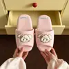 Zapatos de Piso para Dormitorio Universales de Cuatro Estaciones Lindo Osito Conejito Original mikko Lavables a Máquina Silenciosos Zapatillas de Lunares para Mujer