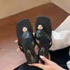 Chanclas de tacón bajo estilo romano para mujer, adecuadas para uso exterior en verano, atuendos de verano para salir 2026, sandalias de playa estilo vacacional