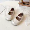 Sapatos Pequenos de Couro para Meninas Sapatos de Princesa Outono 2025 Novos Sapatos Infantis Solado Macio Antiderrapante Sapatos Individuais para Bebê Sapatos Mary Jane