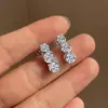 Brincos de tarracha S925 de prata torcida com três moissanitas, com design de cravação envolvente aerodinâmico, simples e requintados para banquetes e encontros
