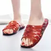Chinelos de plástico transparentes para uso doméstico no verão, adequados para homens e mulheres, para banho interno, antiderrapantes, resistentes a odores, sandálias de banho de gelatina tradicionais
