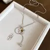 Collar de Piedra Ojo de Tigre Melard: Una pieza lujosa y sofisticada, perfecta para usar en capas con suéteres en otoño e invierno. Un accesorio versátil y moderno, disponible para venta al por mayor
