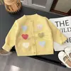 Cárdigan suéter colorido con estampado de corazones para niñas, nueva colección otoño/invierno 2026, suéter de punto para bebé y niño y prenda de abrigo