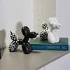 Artesanía Transfronteriza de Resina Seleccionada Cuidadosamente Perro Globo Decoración del Hogar Tablero de Ajedrez Blanco y Negro Adorno Decorativo