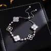 Pulsera Exquisita de Trébol con Diamantes Brillantes de Imitación Nácar con Diseño Hueco y Diamantes, Estilo Deslizante, Moda de Lujo Ligero, Joyería al por Mayor Súper de Hada