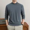 Camiseta básica masculina de gola redonda e manga longa, uma peça casual moderna e versátil para primavera e outono, com design color-block