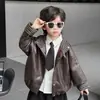 Jaqueta de Couro Patchwork Xadrez Masculina para Primavera e Outono Estilo Coreano Jaqueta Bonita Tendência Legal Infantil Roupas de Outerwear para Crianças Pequenas e Médias Comércio Exterior