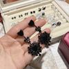 Brincos de luxo estilo escuro com diamantes incrustados em camélia, banhados a ouro preto, brincos de pedras preciosas com laço da moda, tudo combinando