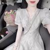 Vestido bordado de Industria Pesada Castillo de Windsor para Mujer Verano 2024 Nuevo Estilo Francés Elegante Cuello en V Manga Corta Cintura Larga