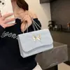 Bolsa Feminina com Elemento Borboleta Fashion e Bonita Nova Coleção Primavera/Verão 2025 Bolsa de Ombro Casual com Corrente de Grande Capacidade Bolsa Quadrada Pequena Feminina