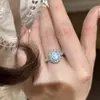 Atmósfera Retro de Gama Alta Rodeada de Pendientes, Anillos, Collares con Piedras de Patrón Marino de Circonita, Trajes Blancos de Lujo y Elegancia