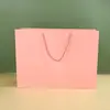Bolsas de regalo de papel kraft de alta gama en stock, adecuadas para souvenirs, bolsos de mano, regalos de empresa, y se pueden personalizar con un logotipo