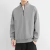 Nova coleção outono/inverno 2026: Top masculino de manga longa e meio zíper, com estilo descontraído, moderno e minimalista, perfeito para uso versátil e casual.