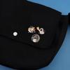 Broche de astronauta japonés con diseño de planeta espacial, insignia de metal con diseño de astronauta, accesorio colgante para bolso de estudiante masculino y femenino.