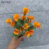 7 Tenedores 20 Cabezas Margarita Pequeña Simulada Pinza de Cangrejo Crisantemo Flor de Seda Arreglo Floral para el Hogar Decoración de Carretera Accesorios para Fotografía Flor Artificial Mayoreo