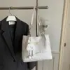 Bolso de Hombro Tipo Tote para Mujer de Estilo Fresco y Sencillo con Diseño Tricolor en Relieve y Juguete de Peluche, Bolso Versátil para el Día a Día al por Mayor