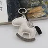 Bestseller transfronteiriço: Chaveiro "Fique Rico Logo" cravejado de diamantes, pingente de bolsa cavalo de balanço em PU, cavalo pequeno criativo estilo ins, atacado de fábrica